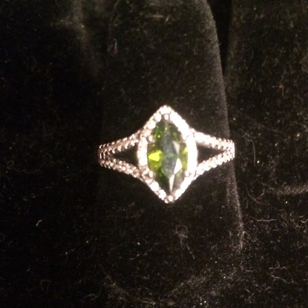 Boutique La El size 8 ring crystal & garnet